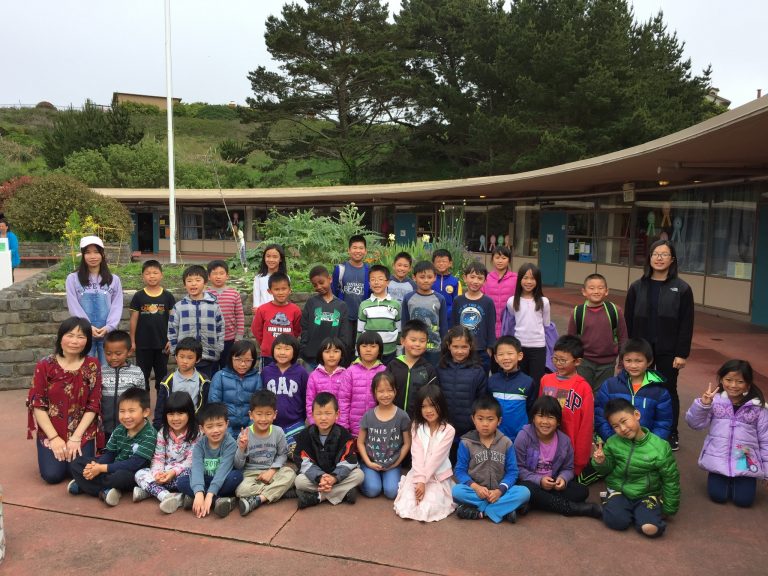 Blog 3 Everyday Mandarin after-school students group photo at an elementary school