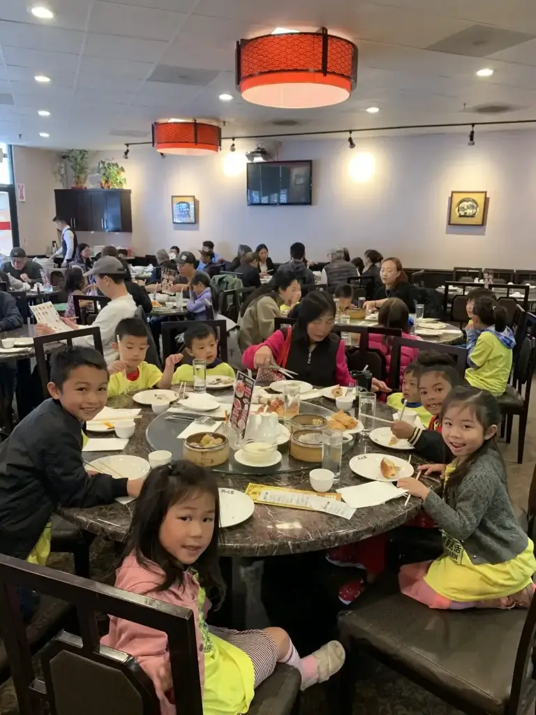 中文教育理念 (The Concept of Chinese Education) 2 everyday mandarin students group meal restaurant