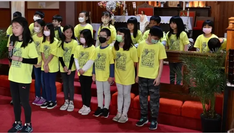 Blog 2 Everyday Mandarin students in matching yellow shirts standing together for a performance